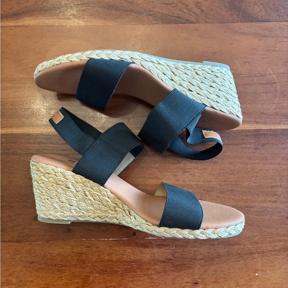 Tommy Bahama Sakura Stretch Wedges - Picture 3 of 9